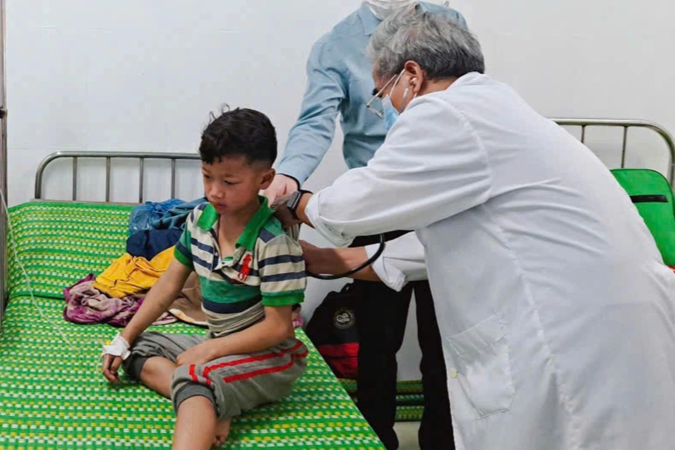 Hàng loạt trẻ sốt phát ban: Mắc sởi do "lỗ hổng" vaccine